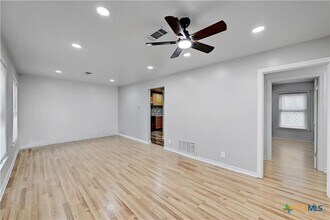 1204 Toliver St in Killeen, TX - Foto de edificio - Building Photo
