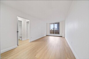 223 Jackson St W in Hamilton, ON - Building Photo