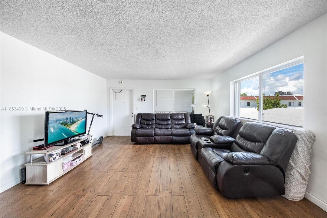 2415 Lincoln St in Hollywood, FL - Building Photo