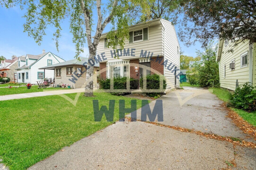 1908 W Fairmount Ave in Milwaukee, WI - Building Photo