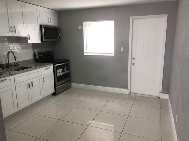 839 NW 14th Way in Fort Lauderdale, FL - Building Photo - Building Photo