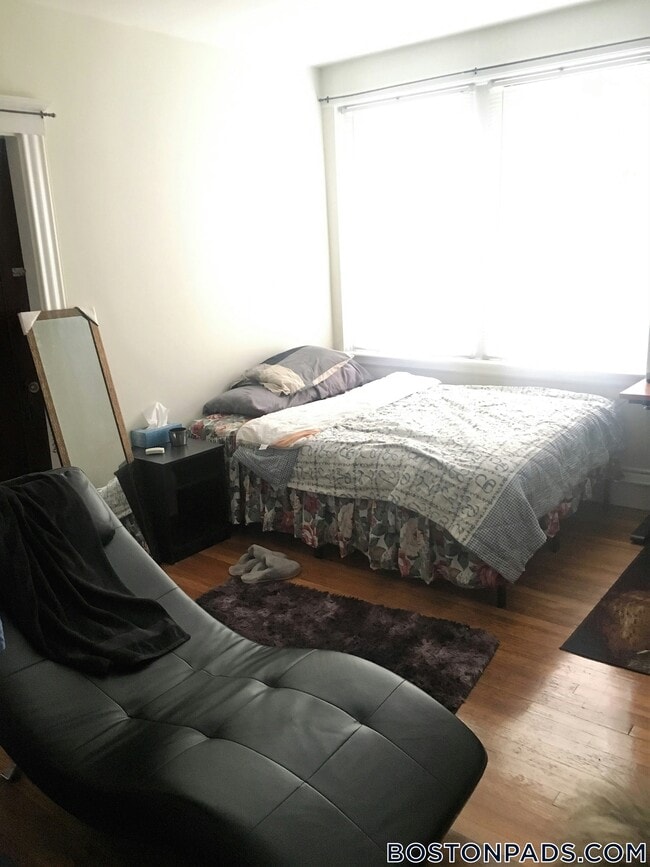 349 Pleasant St, Unit C-7 in Malden, MA - Foto de edificio - Building Photo