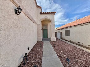 8638 White River Dr in Las Vegas, NV - Building Photo - Building Photo