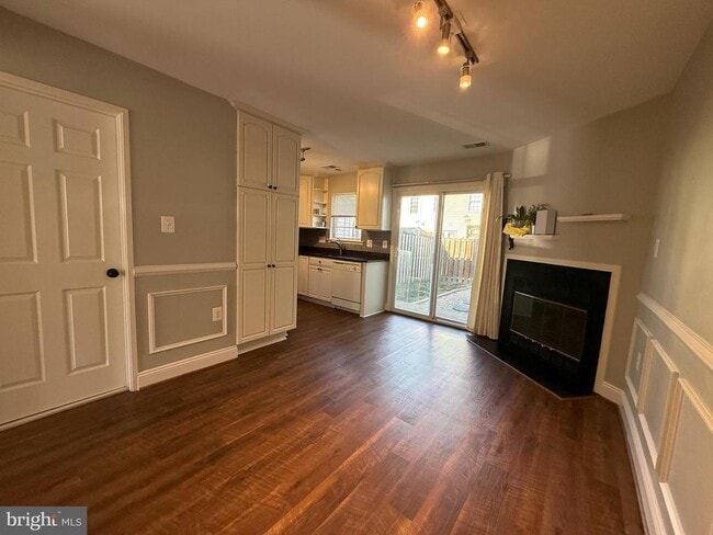 8702 Village Green Ct in Alexandria, VA - Building Photo - Building Photo