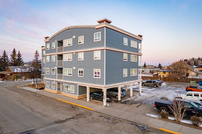 209 2nd Ave W in Cochrane, AB - Building Photo - Building Photo