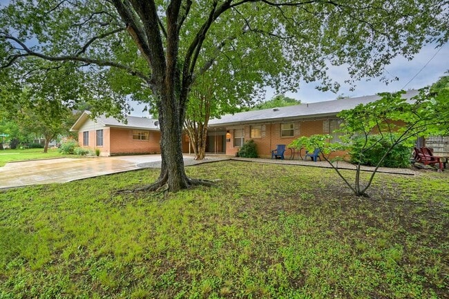 property at 2110 Bluebonnet Ln