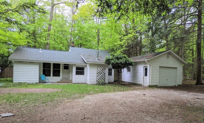 property at 935 N Scenic Dr
