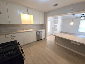 2705 S Crockett St in La Marque, TX - Building Photo - Building Photo