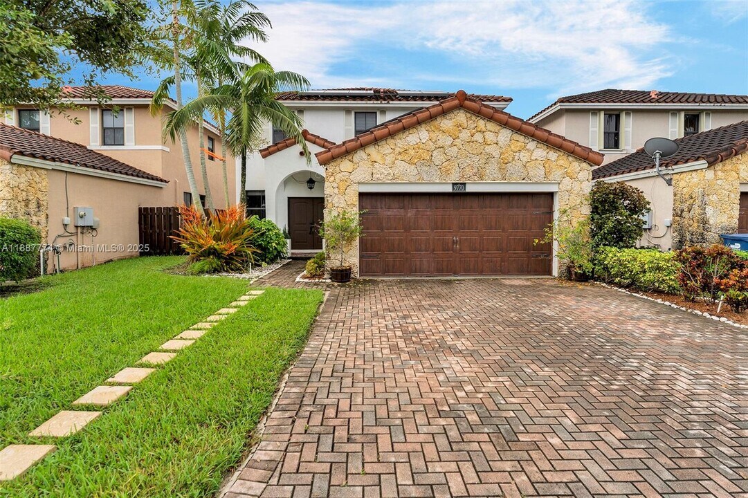 9770 NW 10th St in Miami, FL - Building Photo