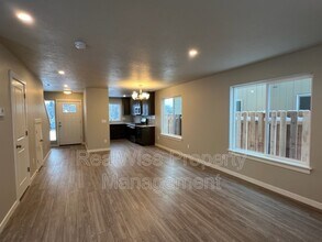 675 NE Brookstone Dr in Prineville, OR - Building Photo - Building Photo