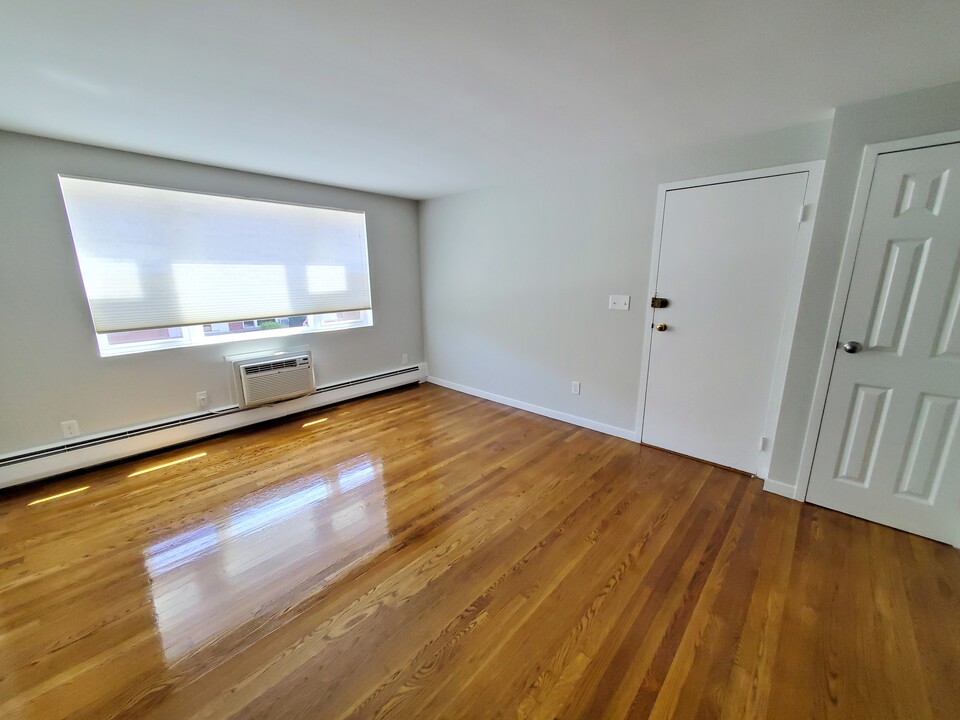 60 Lake Ave, Unit 2BR in Melrose, MA - Building Photo