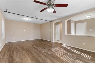 16218 Bunker Ridge Rd in Houston, TX - Foto de edificio - Building Photo