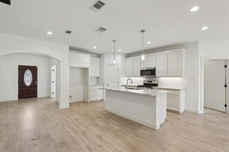 1702 Kings Ln in Commerce, TX - Building Photo - Building Photo