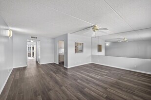 700 Village Green Ct in Palm Springs, FL - Building Photo