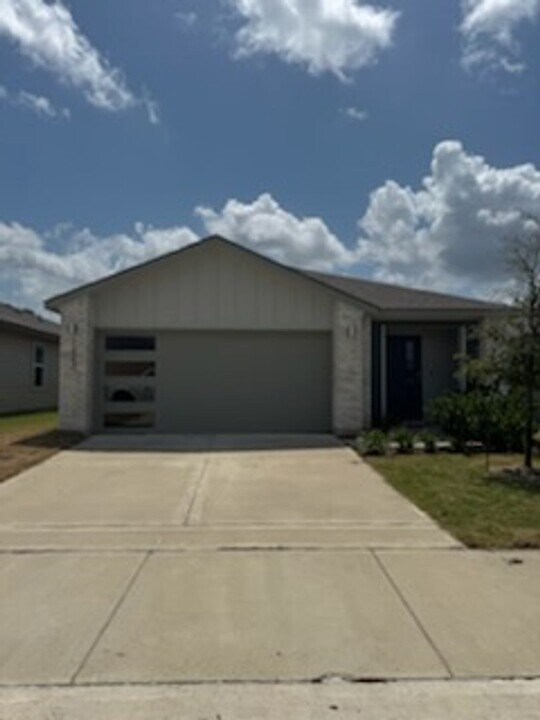 1222 Amistad Lp in College Station, TX - Building Photo