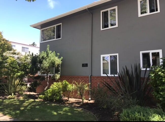 2053 Central Ave in Alameda, CA - Building Photo - Building Photo