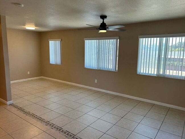 988 Mission Dr in Costa Mesa, CA - Building Photo - Building Photo