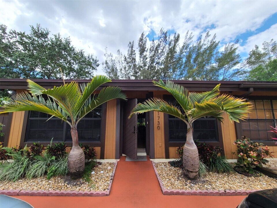1730 Acorn Ln in Pembroke Pines, FL - Building Photo