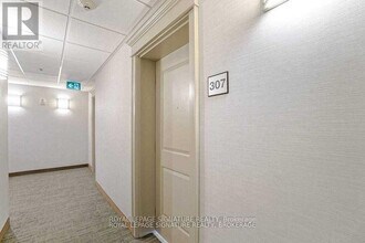 2490 Old Bronte Rd in Oakville, ON - Building Photo - Building Photo