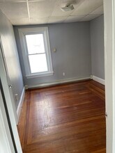 132 Meadow St, Unit 2 in Pawtucket, RI - Foto de edificio - Building Photo