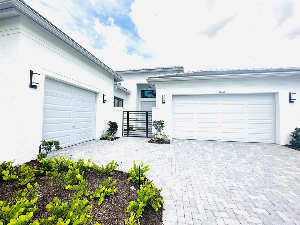 12465 SW Crystal Cv Dr in Port St. Lucie, FL - Foto de edificio