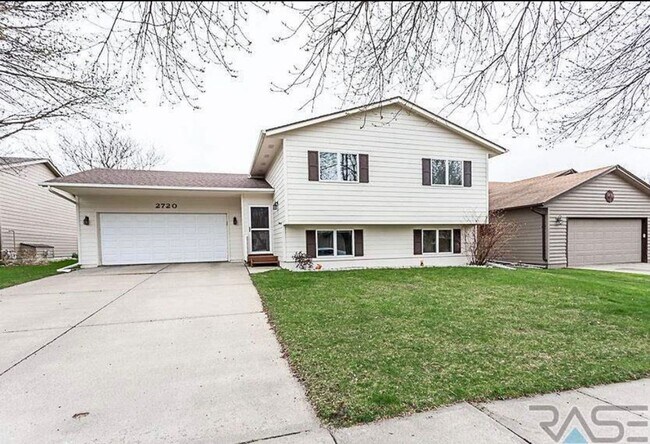 2720 S Maywood Dr in Sioux Falls, SD - Building Photo - Building Photo