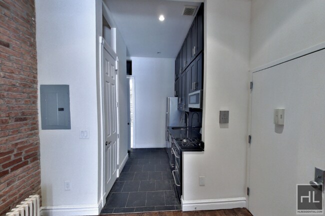 West 51st Street, Unit 2F in New York, NY - Building Photo - Building Photo