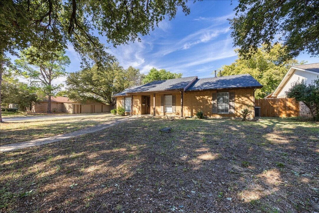 1335 Carnation Dr in Lewisville, TX - Building Photo