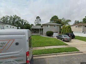 18 Willben Ln, Unit 18 in Plainview, NY - Building Photo