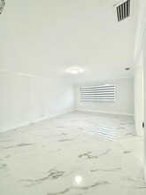 2826 Floral Rd in Lantana, FL - Building Photo - Building Photo