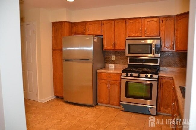 6502 Hana Rd in Edison, NJ - Building Photo - Building Photo