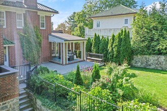 16 Lyons Pl in Larchmont, NY - Building Photo - Building Photo