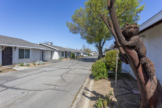 Shadowbrook Village in Clovis, CA - Building Photo - Building Photo