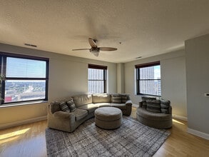 606 W Wisconsin Ave in Milwaukee, WI - Foto de edificio - Building Photo