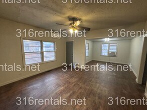 210 W 1st St in Newton, KS - Building Photo - Building Photo