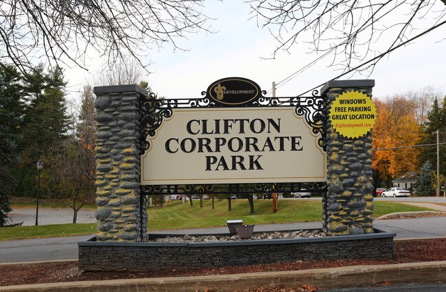 300 in Clifton Park, NY - Foto de edificio - Building Photo