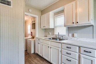 2156 Santa Fe S in Wichita, KS - Building Photo - Building Photo