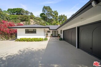 9023 Alto Cedro Dr in Beverly Hills, CA - Building Photo - Building Photo