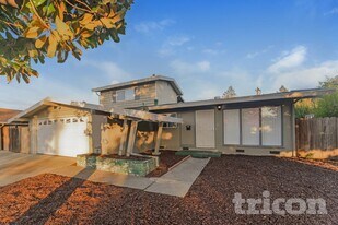 1724 Hemlock St in Fairfield, CA - Building Photo