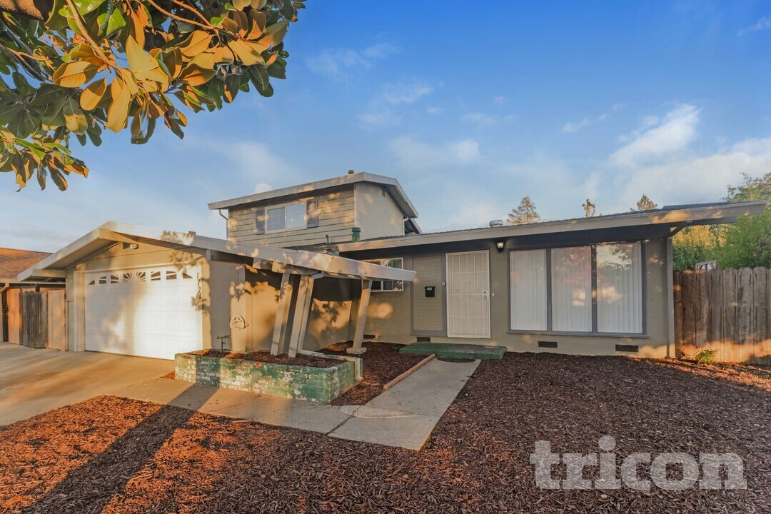 1724 Hemlock St in Fairfield, CA - Building Photo