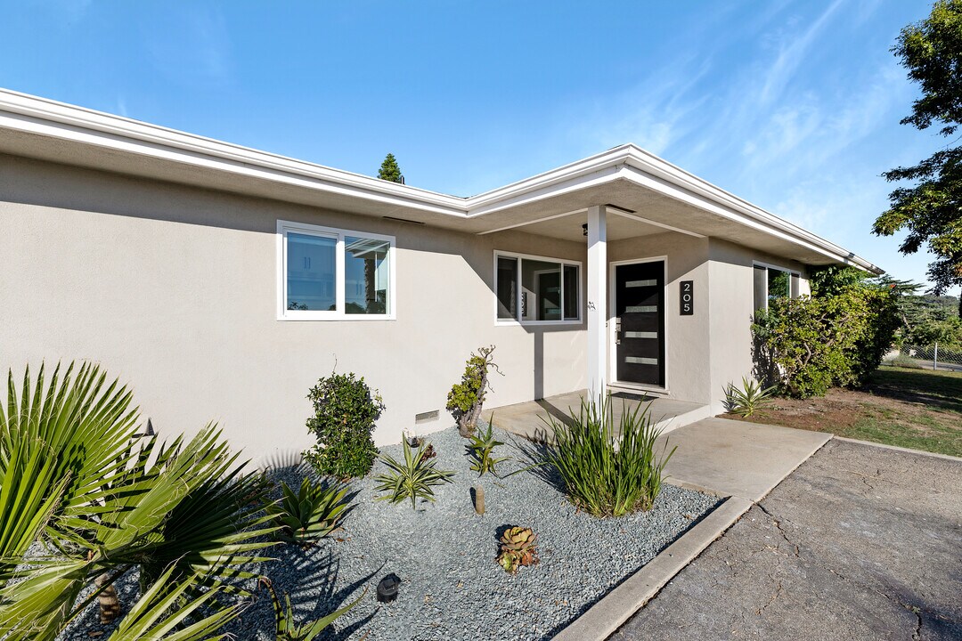 205 Plymouth Dr in Vista, CA - Building Photo