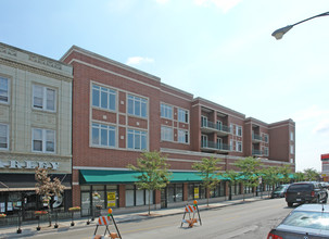 Pensacola Place in Chicago, IL - Building Photo - Building Photo