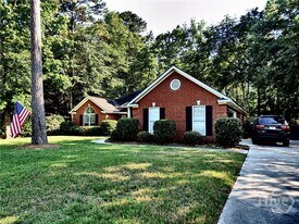 121 Laurenburg Dr in Richmond Hill, GA - Building Photo