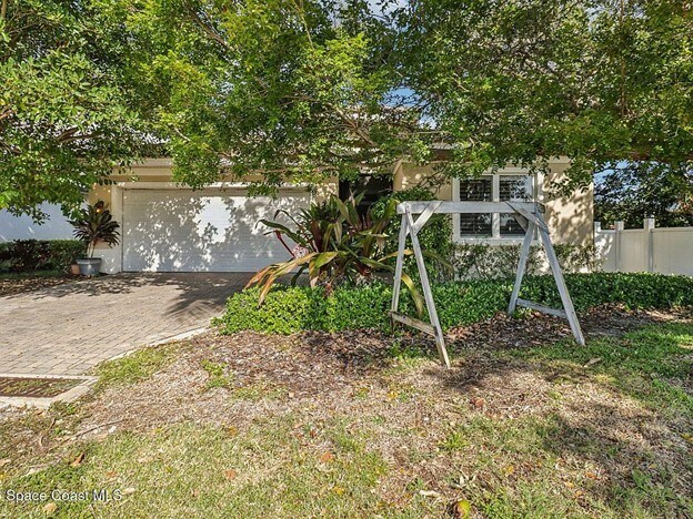 121 Seminole Ln in Cocoa Beach, FL - Foto de edificio - Building Photo