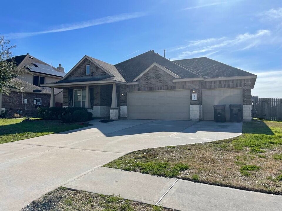 11702 Eagle Ridge Dr in Mont Belvieu, TX - Building Photo