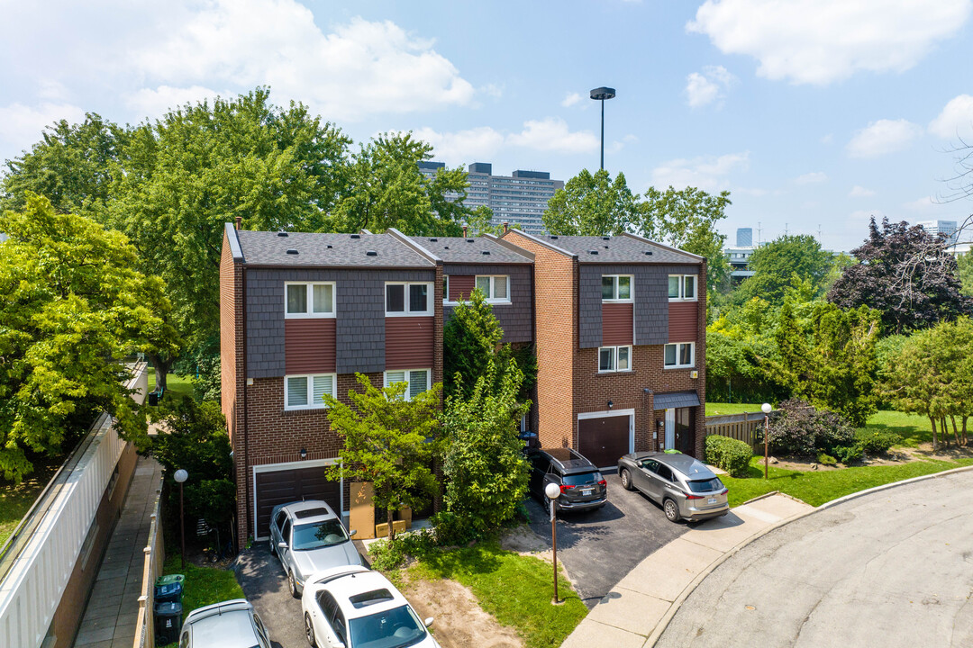 10-50 Vicora Linkway in Toronto, ON - Building Photo