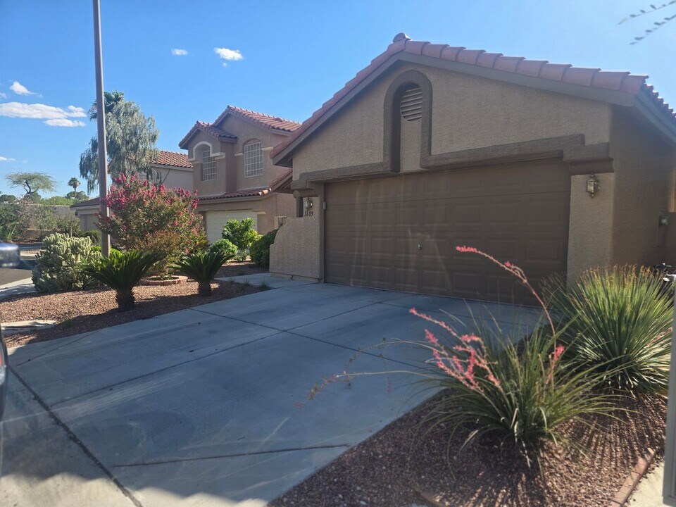 1609 Ghost Flower Ct in Las Vegas, NV - Building Photo