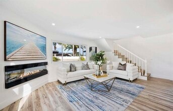 2537 Davis Ave in Carlsbad, CA - Foto de edificio - Building Photo