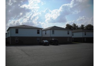 Creekside Apartments in Charlestown, IN - Foto de edificio - Building Photo