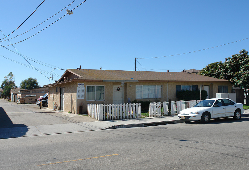 5637-5693 Cypress Rd in Oxnard, CA - Foto de edificio